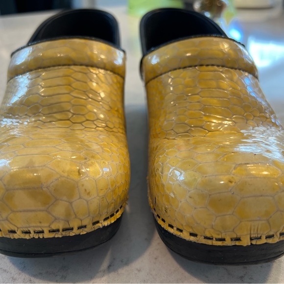 Dansko professional patent yellow snakeskin clogs size 40 - Picture 8 of 10